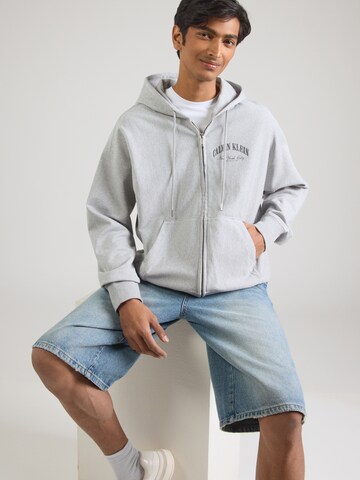 Calvin Klein Jeans Ζακέτα φούτερ σε γκρι: μπροστά