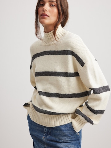 Pull-over NA-KD en beige : devant