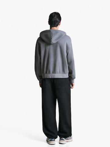 Bershka Collegetakki värissä harmaa