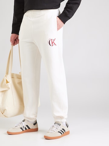 Calvin Klein JeansTapered Hlače - bijela boja: prednji dio