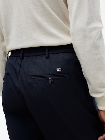 TOMMY HILFIGER Tapered Bandplooibroek 'New York Label' in Blauw
