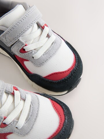 Next Σνίκερ σε κόκκινο