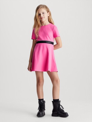 Calvin Klein Jeans Платье в Ярко-розовый