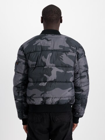 ALPHA INDUSTRIES Prehodna jakna 'Camo' | črna barva