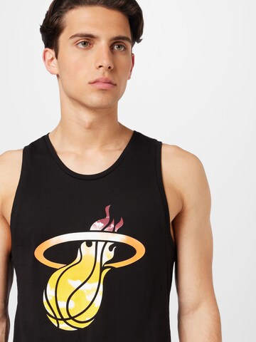 Tricou de la NEW ERA pe negru