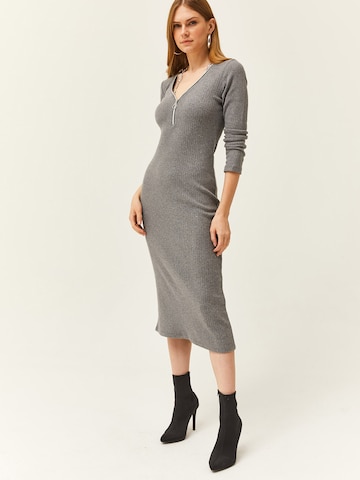 olalook Платье в Серый: спереди