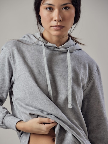 Felpa 'Felpa con Cappuccio e Spacchi Laterali' di OWN Off With Nature in grigio: frontale