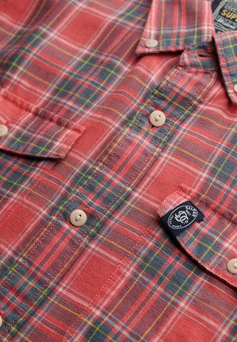 Coupe regular Chemise Superdry en rouge