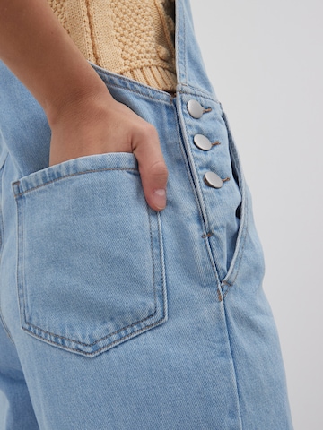 Wide leg Jeans con pettorina 'Ally' di EDITED in blu