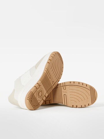 Bershka Sneaker in Beige