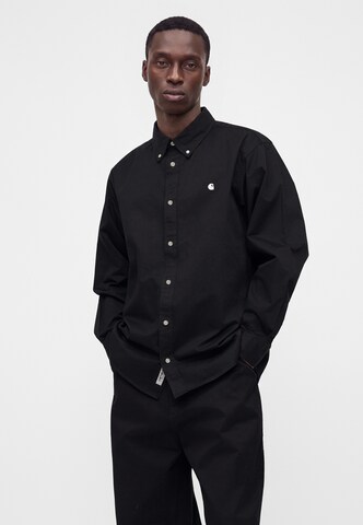 Carhartt WIP Comfort Fit Košeľa 'Madison' - Čierna