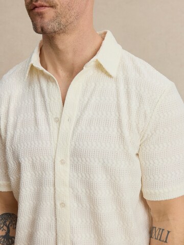 DAN FOX APPAREL Comfort Fit Риза 'Christian' в бяло