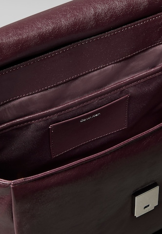 Calvin Klein Štandardný strih Kabelka na rameno - Hnedá