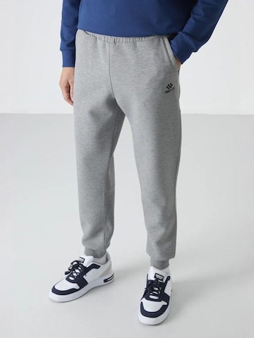 Tommy Life - Skinny Calças de desporto 'Jogginghose' em cinzento