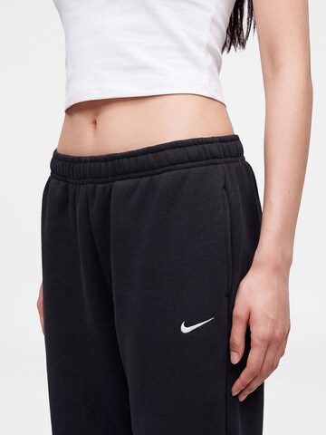 Nike SportswearTapered Hlače - crna boja