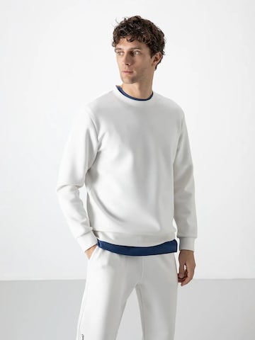 Tommy Life Sweatshirt in White: front