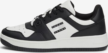 Tommy Jeans Sneakers in Black: front