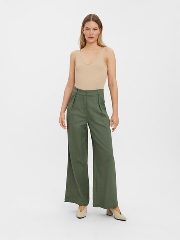 VERO MODA Zvonové kalhoty Kalhoty se sklady v pase – zelená