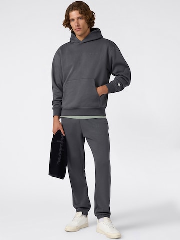Champion Authentic Athletic Apparel Sweatshirt i grå