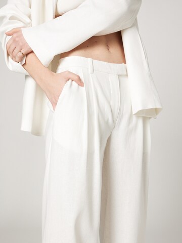 Loosefit Pantalon à pince 'Valeria' LENI KLUM x ABOUT YOU en blanc