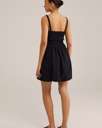 Rochie de la WE Fashion pe negru