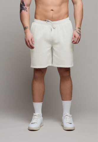 Distorted People Regular Shorts in Weiß: Vorderseite