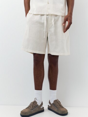 Pull&Bear Loose fit Trousers in White: front
