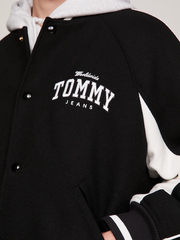 Tommy Jeans Prehodna jakna 'Varsity' | črna barva